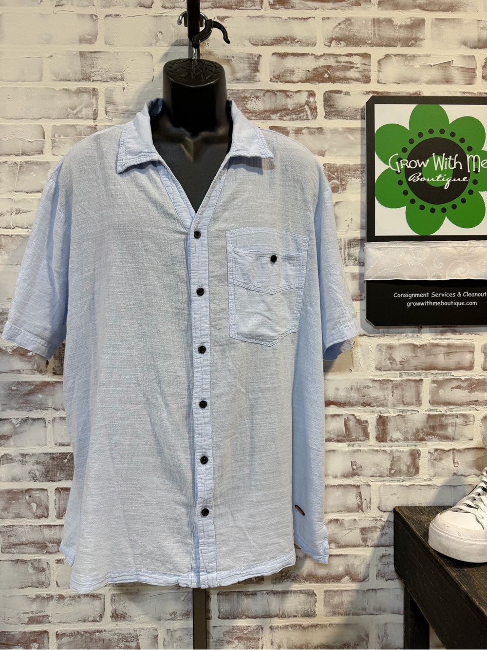 Men's Light Blue Short-Sleeve Casual Button-Down Shirt